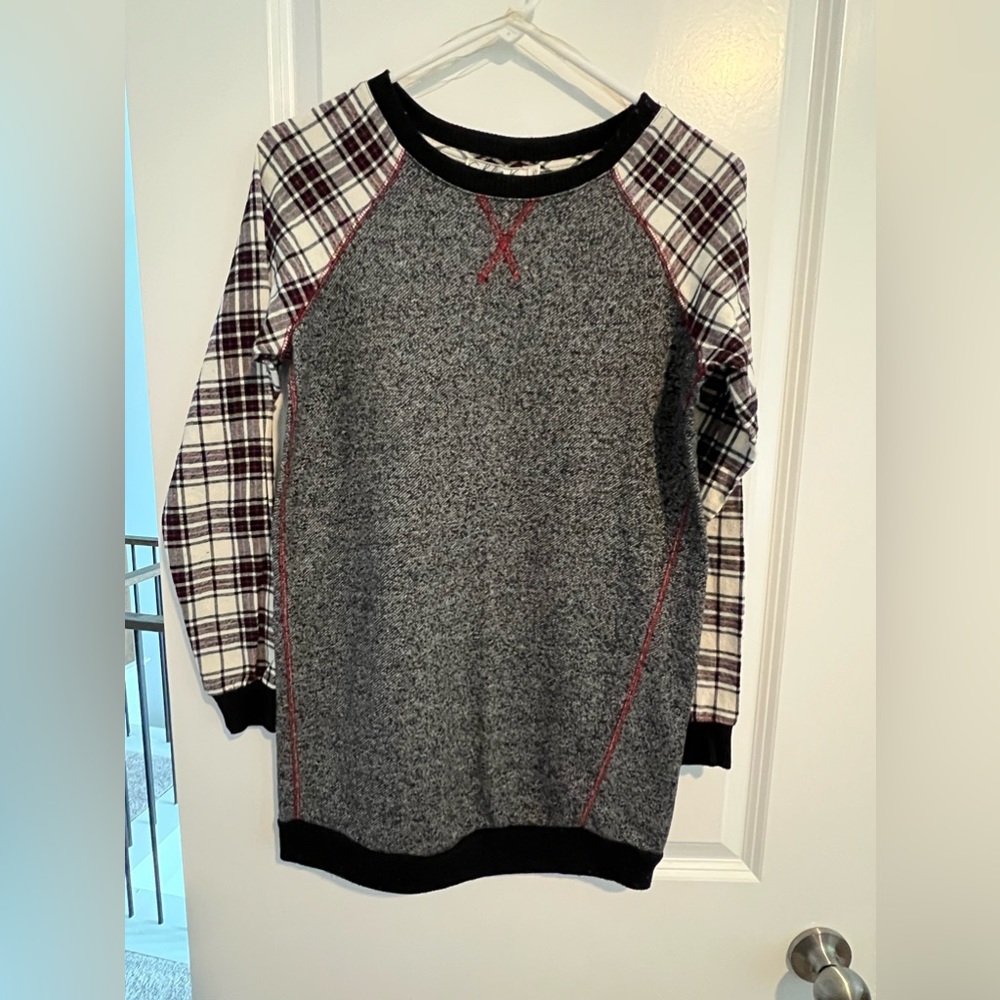 Black/white sweater with plaid long sleeves
